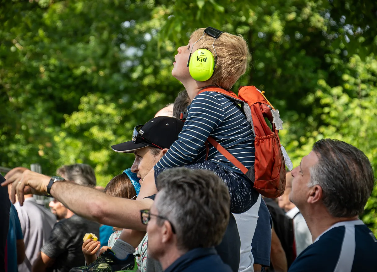 Transport von Brueckenplatte über dem Aabach in Niederuster.